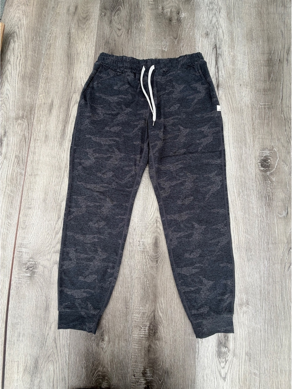 Women’s Vuori Camo black and gray joggers size Small